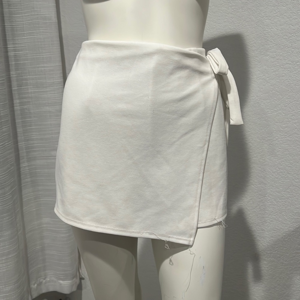 charlotte russe white skort, size large